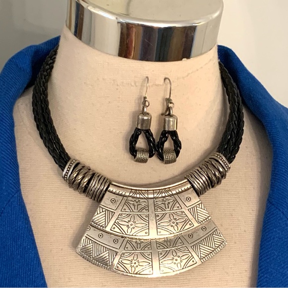 Vintage :: Etched Silver Tribal Bib collar Necklace & Earrings set leather - Picture 1 of 12